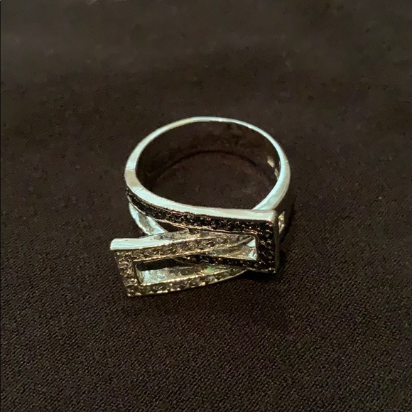 Silver ring - Picture 2 of 3